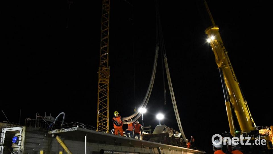 Das erste Betonteil wurde mit schwerem Gerät und Lkw angeliefert. Bild: Freya Stöckl