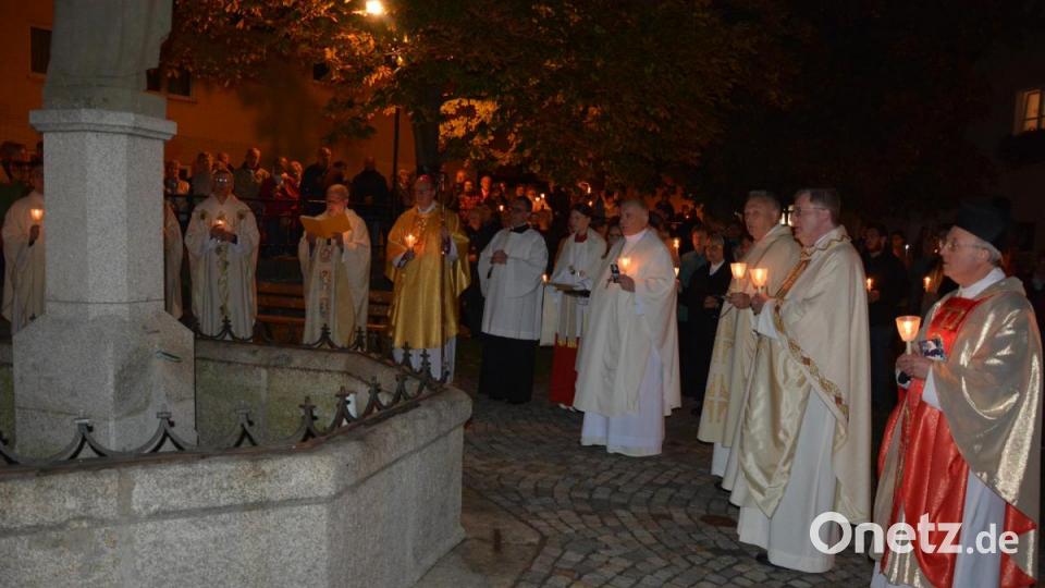 Mit einem Gebet am Brunnen der Therese von Lisieux, vor dem Reslhaus im Herzen der Marktgemeinde, endeten die Feiern zum 15. Großen Gebetstag um die Seligsprechung. Bild: jr