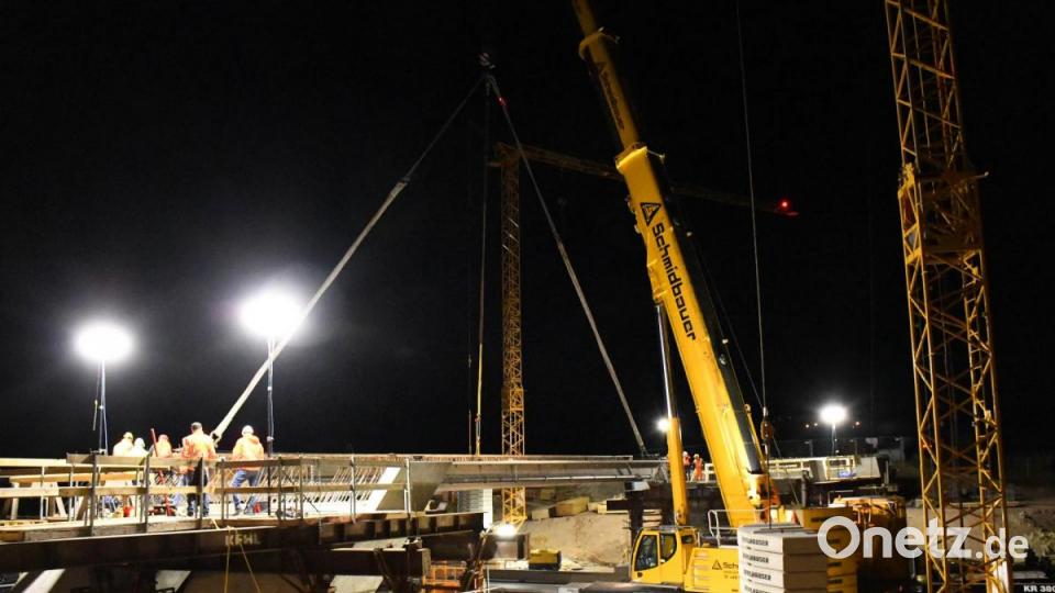 Mit vereinten Kräften wurde das erste Verbindungsstück gesichert und zum Verbringen vorbereitet. Rund 30 Arbeiter waren vor Ort, um das Betonelement an Ort und Stelle zu bringen. Bild: Freya Stöckl