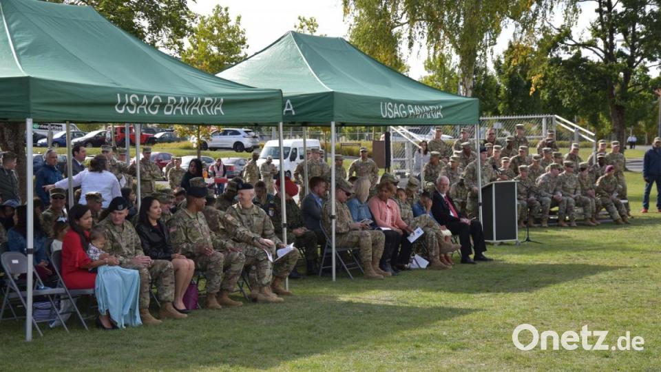 Angehörige, Vertreter von Behörden und der Bundeswehr sind zur Indienststellung des 1st Battalion, 6th Field Artillery Regiment in die Garnison Grafenwöhr gekommen. Bild: Alexander Pausch