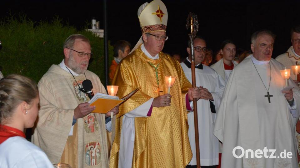Gebet am Grab der Resl, (von links) mit Pfarrseelsorger Pater Benedikt Leitmayr, Weihbischof Rupert Graf zu Stolberg und Abt Filip Zdenek Lobkowicz (Kloster Tepl). Bild: jr