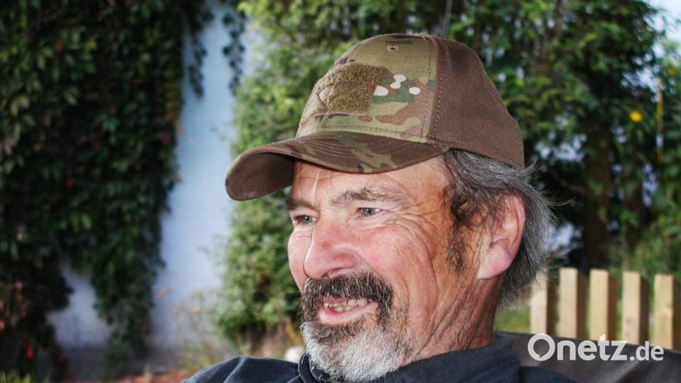 Axel Götte ist ein richtiger Naturbursche. Er lebt mit der Natur und in ihr. Auf der Terrasse seines Gartenhauses sitzend erfreut er sich an seinen Tieren, die er unweit seines Wohnhauses auf riesigen Flächen absolut biologisch pflegt. Bild: ld