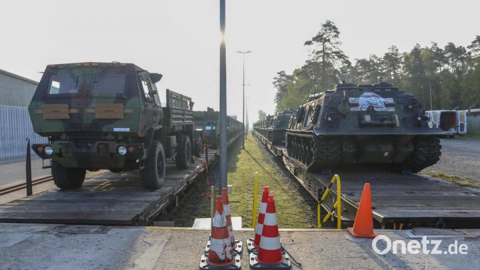 Auf dem Bahnhof in der Garnison Grafenwöhr sind Fahrzeuge für die 41st Field Artillery Brigade angekommen. Bild: U.S. Army photo by Sgt. Christopher Stewart)
