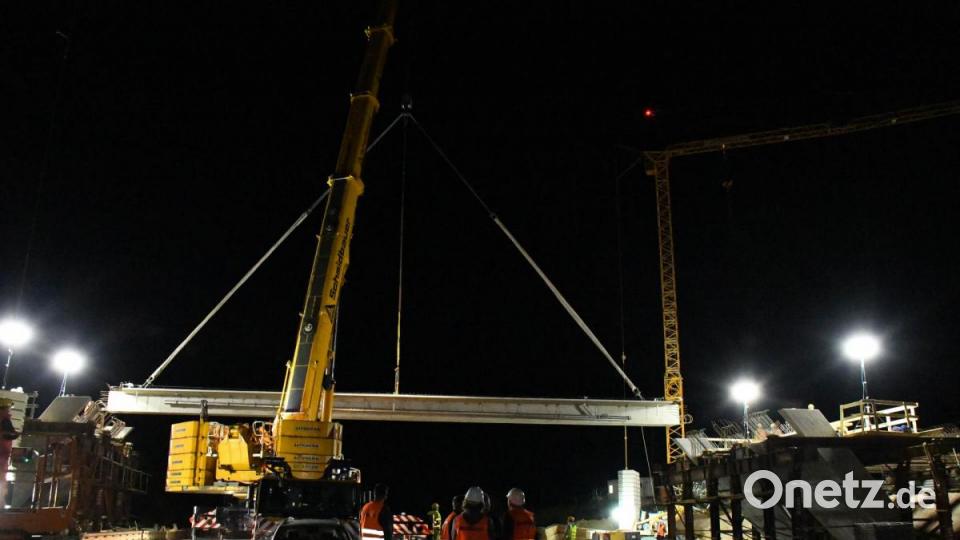 Mit vereinten Kräften wurde das erste Verbindungsstück gesichert und zum Verbringen vorbereitet. Rund 30 Arbeiter waren vor Ort, um das Betonelement an Ort und Stelle zu bringen. Bild: Freya Stöckl