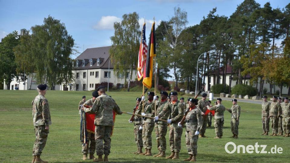 Oberst Seth A. Knazovich (links) überwacht das Aufrollen der Fahne des neue Artilleriebataillons durch den Kommandeur, Oberstleutnant Angel M. Llompart (rechts) und Command Sergeant Major David P. Cecil. Bild: Alexander Pausch