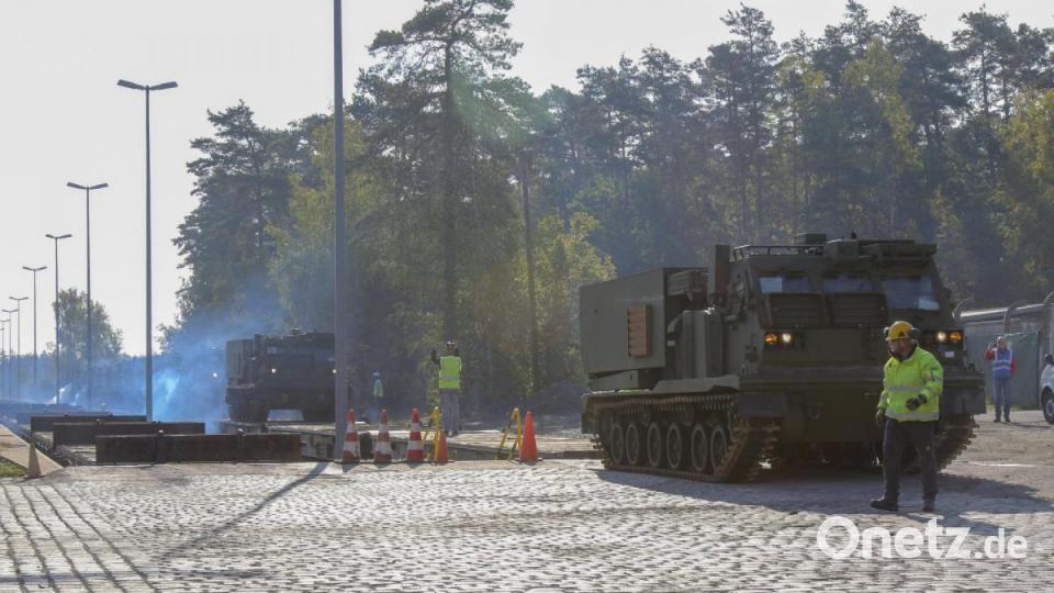 Mehrfach-Raketenwerfer M270 werden im Bahnhof der US-Garnison Grafenwöhr abgeladen. Sie sind für 41st Field Artillery Brigade’ bestimmt. Bild: U.S. Army photo by Sgt. Christopher Stewart
