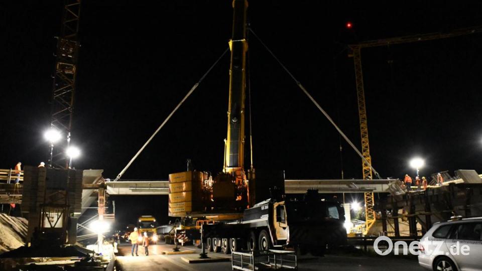 Nach kurzer zeitlicher Verzögerung wurde um kurz nach Mitternacht das erste Betonelement aufgelegt. Hierzu wurde die Autobahn kurzzeitig gesperrt. Bild: Freya Stöckl