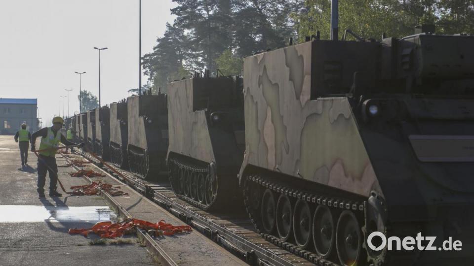 Panzer vom Typ M113, die für die 41st Field Artillery Brigade’ bestimmt sind, sind auf im Bahnhof der US-Garnison Grafenwöhr angekommen. Bild: U.S. Army photo by Sgt. Christopher Stewart