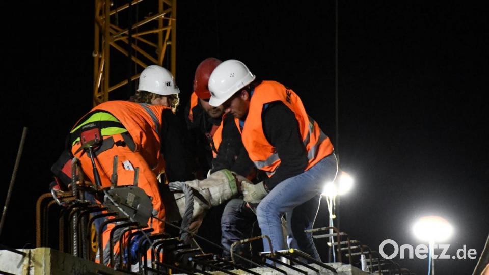 Mit vereinten Kräften wurde das erste Verbindungsstück gesichert und zum Verbringen vorbereitet. Rund 30 Arbeiter waren vor Ort, um das Betonelement an Ort und Stelle zu bringen. Bild: Freya Stöckl