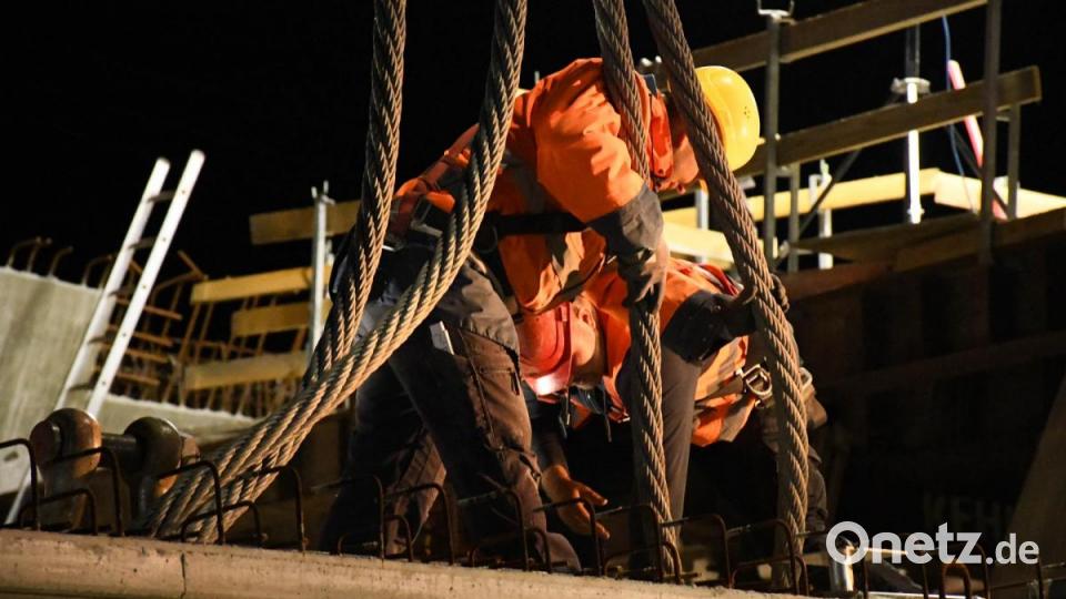 Mit vereinten Kräften wurde das erste Verbindungsstück gesichert und zum Verbringen vorbereitet. Rund 30 Arbeiter waren vor Ort, um das Betonelement an Ort und Stelle zu bringen. Bild: Freya Stöckl