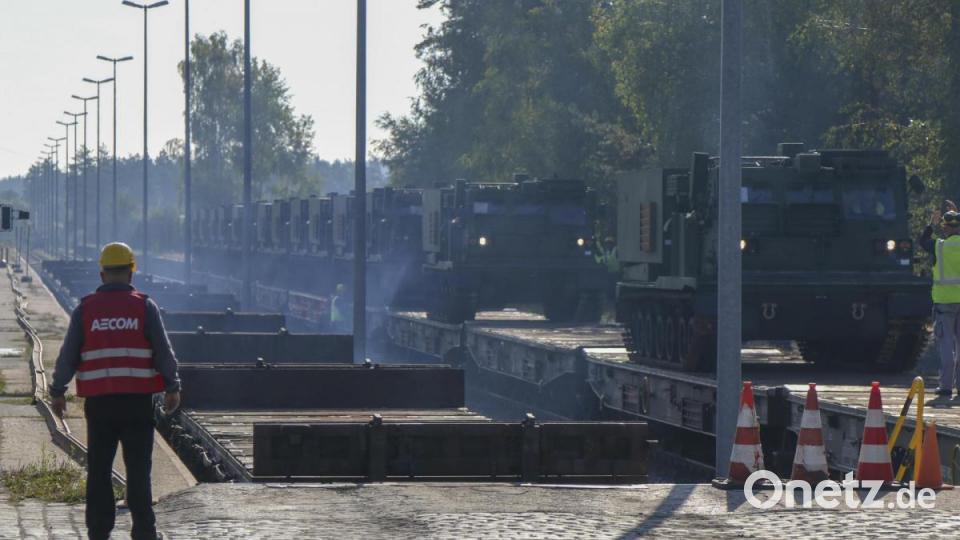 Mehrfach-Raketenwerfer M270 werden im Bahnhof der US-Garnison Grafenwöhr abgeladen. Sie sind für 41st Field Artillery Brigade’ bestimmt. Bild: U.S. Army photo by Sgt. Christopher Stewart