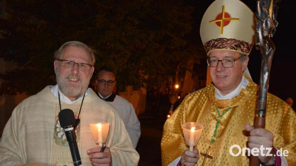 Im Gespräch vor der Lichterprozession, Pfarrseelsorger Pater Benedikt Leitmayr und Weihbischof Rupert Graf zu Stolberg. Bild: jr