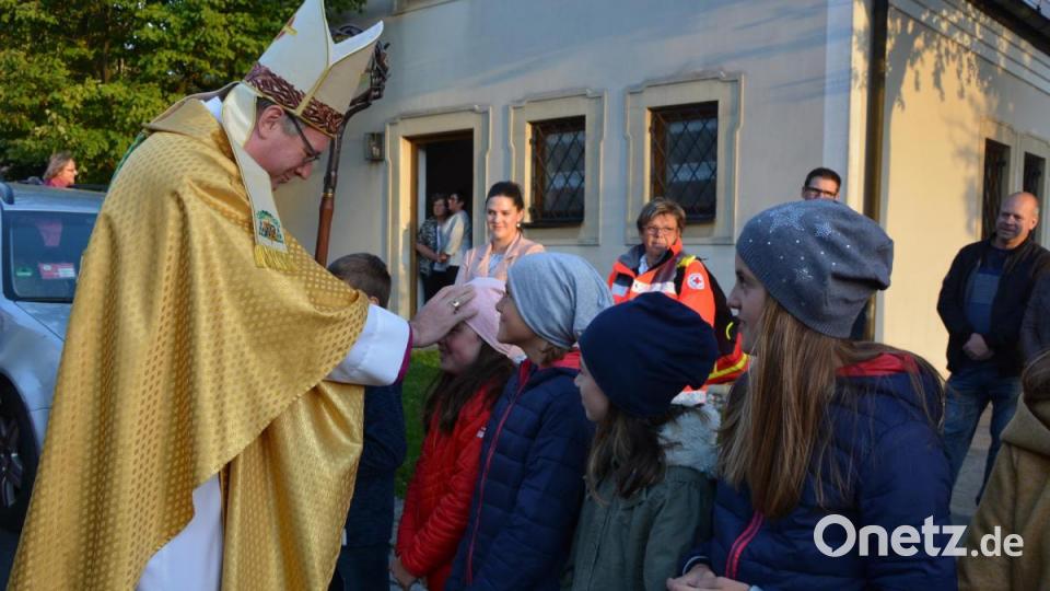 Weihbischof Rupert Graf zu Stolberg segnete vor dem Pfarrhof Kinder. Bild: jr