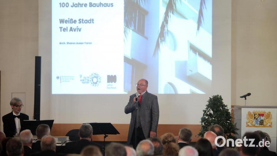 Der Staatsempfang des bayerischen Ministers für Wohnen und Bauen, Hans Reichhart, fand heuer in Amberg statt. Im Bauhaus-Jubiläumsjahr ging es in die Oberpfalz, weil hier der letzte Industriebau des Architekten Walter Gropius steht. Bild: Wolfgang Steinbacher