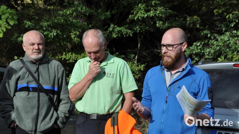 Revierleiter und Förster Heribert Bradtka, FBG-Geschäftsführer Walter Ehlich und Borkenkäferbeauftragter Martin Kraus (von links) leiteten die Exkursion. Bild: ak