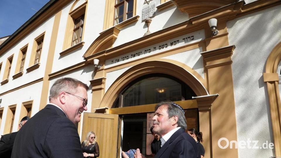 Ignaz Berger mit Oberbürgermeister Michael Cerny vor der Synagoge. Bild: Wolfgang Steinbacher