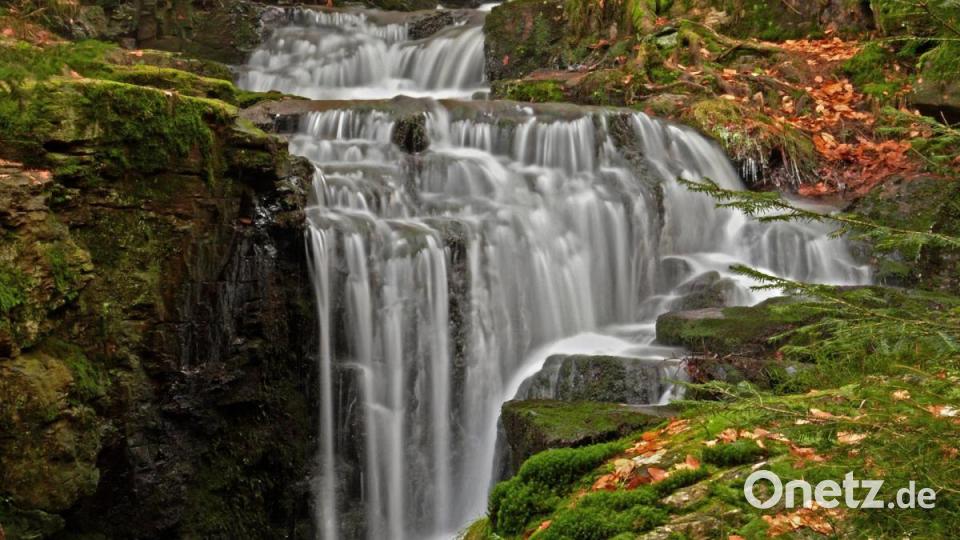 Der Muglwasserfall bei Altmugl ist eines von 100 Natur-Highlights bei denen man sich an Ort und Stelle per QR-Code, der sich auf einer entsprechenden Stele befindet Informationen über den Internetbrowser holen kann. Bild: tr
