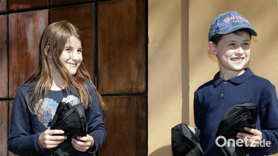 125 Jahre Israelitische Kultusgemeinde Amberg: Kinder begrüßten die Gäste und verteilten die Kippa für die Männer. Bild: Wolfgang Steinbacher