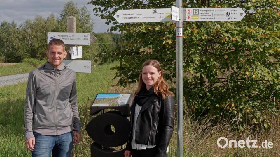 Stephanie Wenisch und Fabian Polster koordinieren das Projekt &quot;Natur-Navi&quot; und demonstrieren den Gebrauch an der Stele am Wolfenstein bei Hohenwald im Landkreis Tirschenreuth. Bild: tr