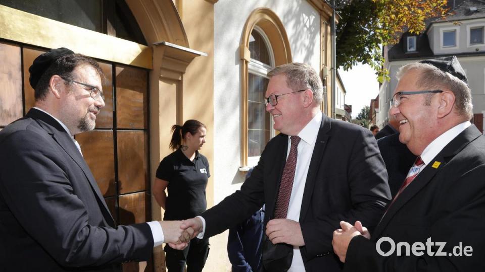 Oberbürgermeister Michael Cerny wurde von Bürgermeister und Bezirksrat Martin Preuß (rechts) begleitet. Bild: Wolfgang Steinbacher