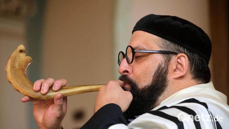 Eric Lehmann bläst zur Eröffnung den Schofar (ein Widderhorn). Bild: Wolfgang Steinbacher