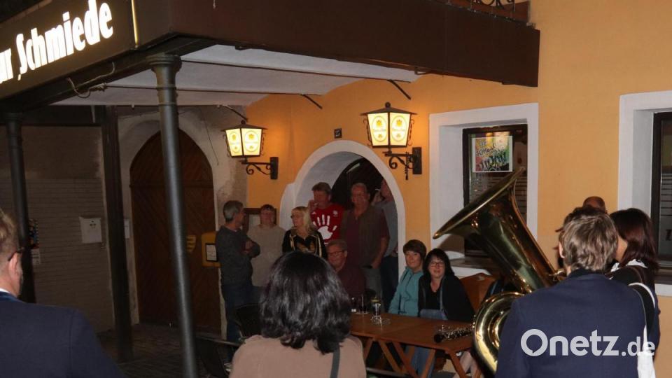 Die Birgländer Musikanten spielen bei der Schmiede. Bild: mfh