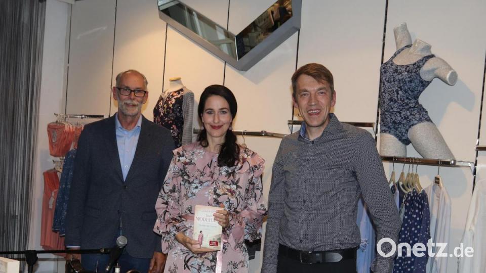 Perfekt: Die Autorin Julia Kröhn liest aus ihrem Roman &quot;Das Modehaus&quot; im Modehaus Carl Schmidt, präsentiert von der Buchhandlung Volkert. Bild: mfh