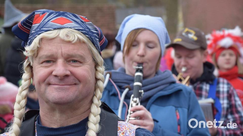 Auch Rock am Hof gehörte in Dietldorf mit dazu. Die Bauerkapelle "Krach, bum, fürchterlich" und Co. spielte zünftig auf. Bild: bö