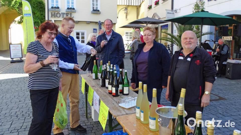 Wer kann im Internet schon Badischen Federweißen rot oder weiß probieren, bei Hans und Carmen Schärtl (von rechts) war dies möglich. Bild: Dobmeier