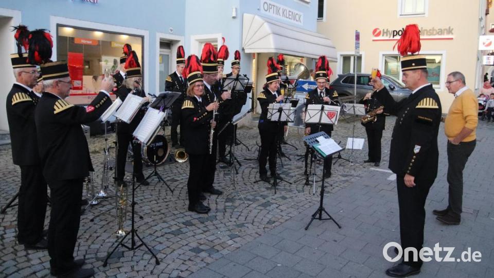 Die Bergknappenkapelle wurde vom Vorsitzenden von Pro Su-Ro, Kurt von Klenck, mit Getränken versorgt. Bild: mfh