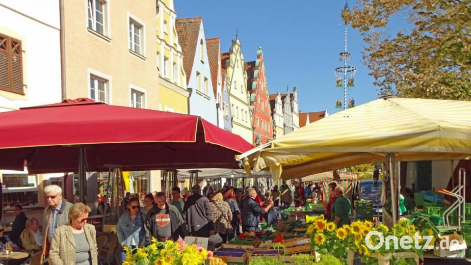 Die Farbenpracht des Herbstes ist auf dem Wochenmarkt klar erkennbar. Bild: Dobmeier