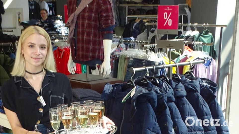 Probieren erlaubt: Jasmin kredenzte Sekt für die Kunden und Bekleidung obendrein – da kann das Internet nicht mithalten. Bild: Dobmeier