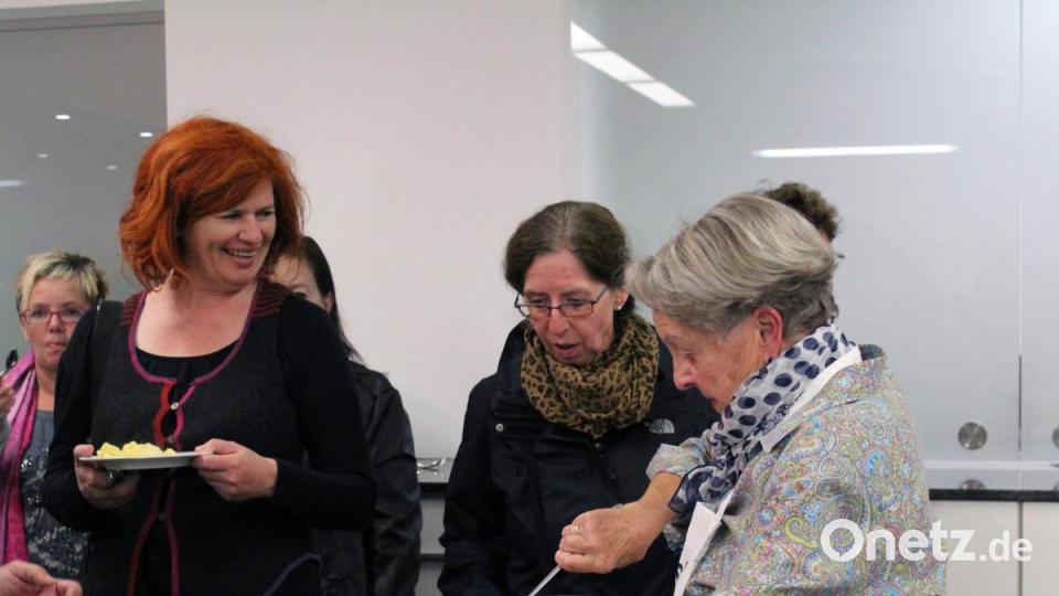 Auch probieren lässt Gretl Leupold die Besucher der &quot;Langen Nacht der Volkshochschulen&quot;. Bild: men