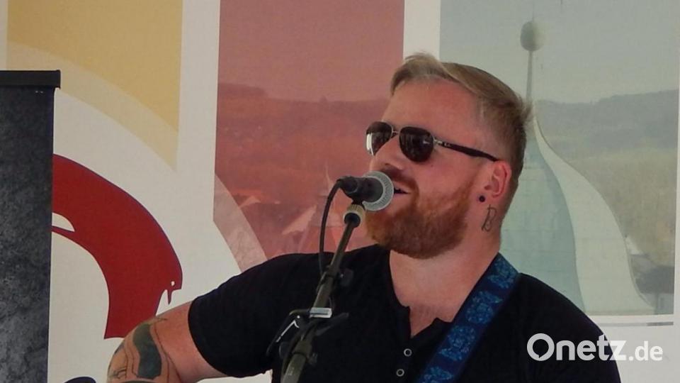 Ben Stone rockt im Nachmittagsprogramm auf der Bühne. Bild: Dobmeier