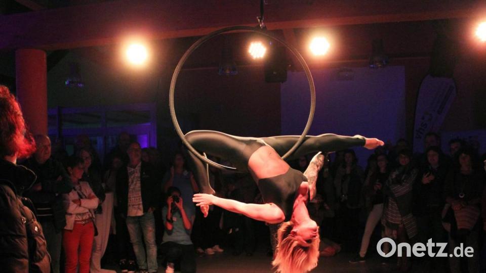 Carina Obermeier bringt im &quot;Aerial Hoop&quot; die Zuschauer zum Staunen. Bild: men