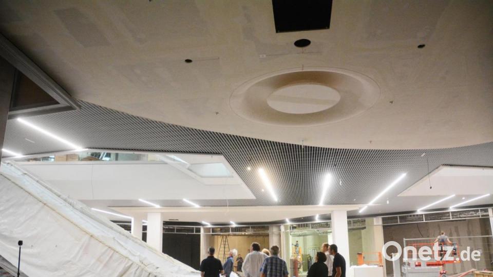 Gewaltig groß: Oberpfalz-Medien erhielten einen Einblick ins NOC, hier am Fuß einer der Rolltreppen. Bild: Gabi Schönberger