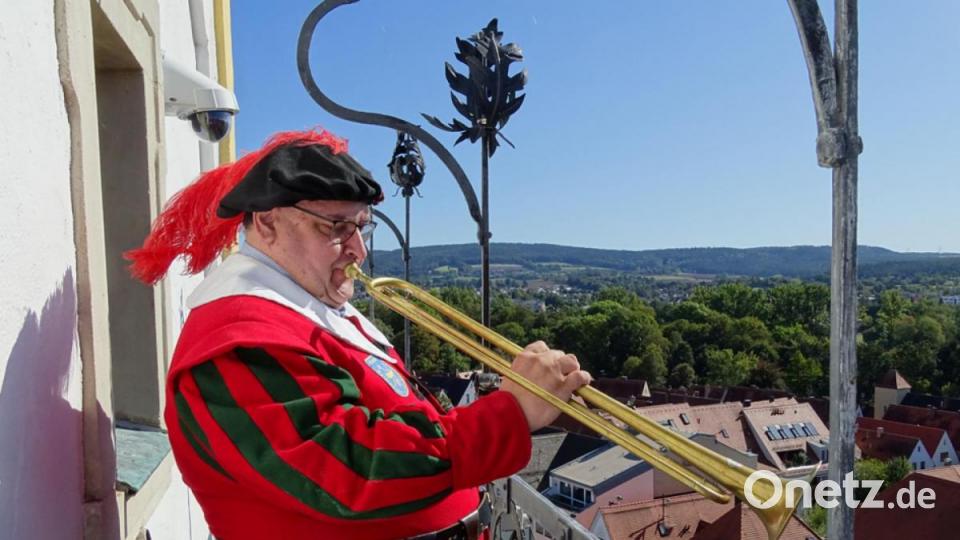 Türmer Christian Stahl in Aktion in luftiger Höhe auf dem Turm St. Michael. Bild: Dobmeier
