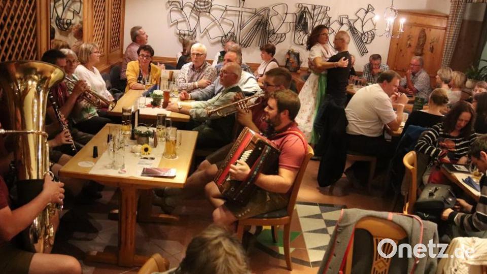 Die Kirchenreinbacher Spitzboum sorgten im Bayerischen Hof für ein volles Haus. Bild: mfh