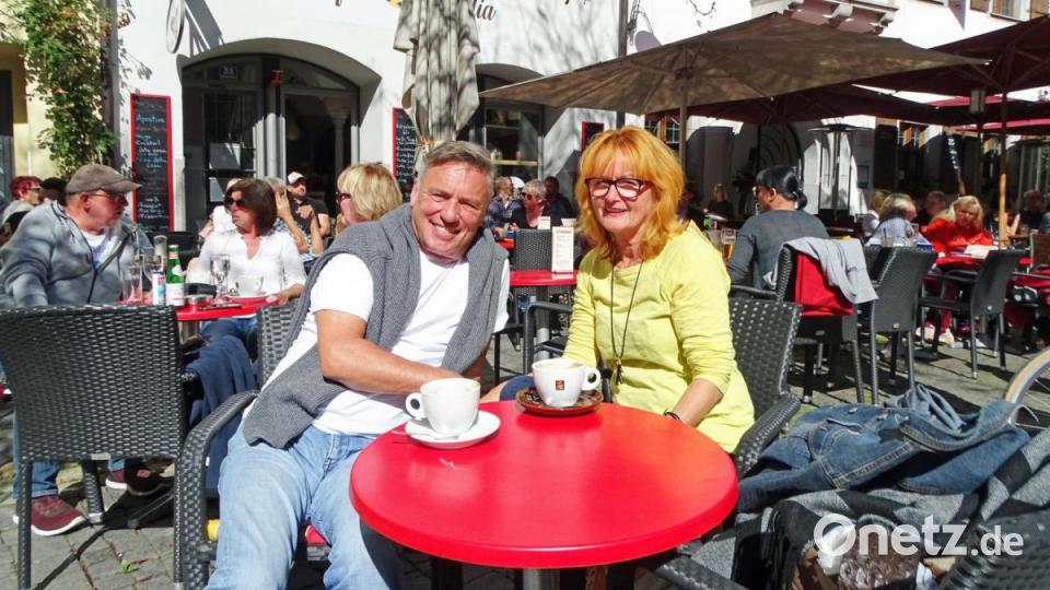 Mit der Sonne um die Wette strahlen: Ingrid Guß und Kurt Schmitt schätzen das zauberhafte südländische Flair wie in Bozen, das es hier in Weiden gebe. Bild: Dobmeier