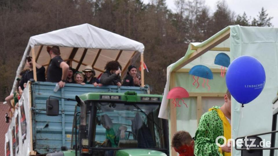 Pferdestärken, Mottowägen zum Schaulaufen und dazu die Rentenreform auf dem Dreiachs-Kipper. Bild: bö