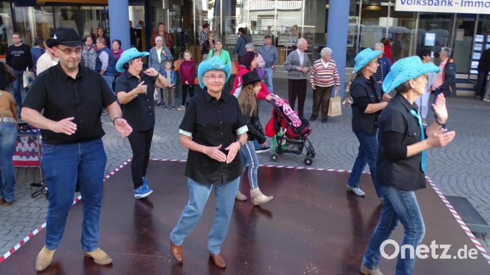 Line-Dance präsentierten die „Oldies but Goldies“ am Macerata-Platz. Bild: Dobmeier
