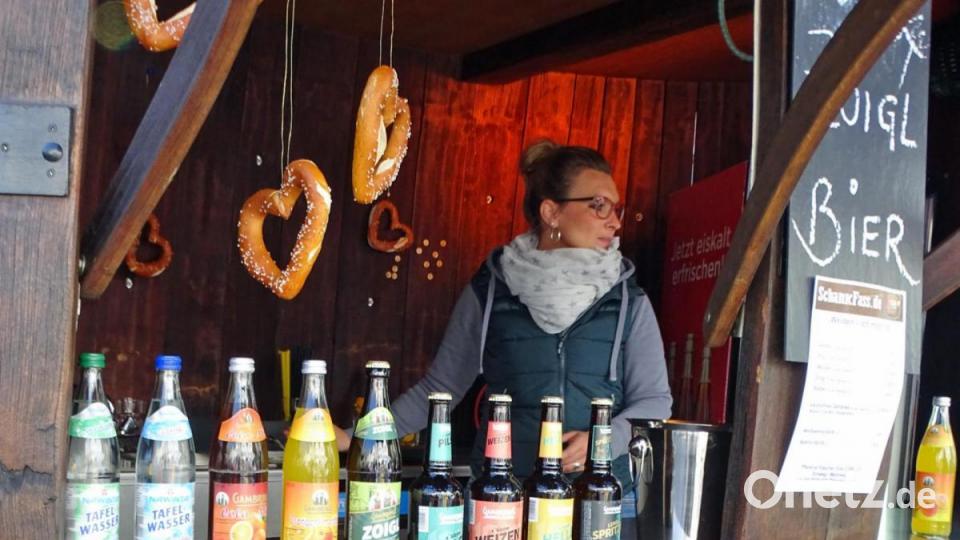 Herzlich Willkommen mit Brezen, bei Zoigl-Bier und Getränken. Bild: Dobmeier
