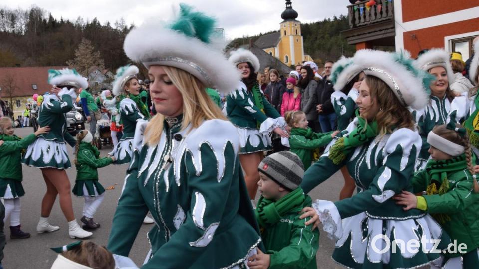 Die Dietldorfer sind eine lebenslustige Gemeinschaft. Und natürlich hat die auch Gardemädchen. Bild: bö