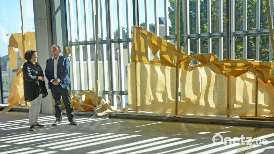 Das Muster der Stelen zieht sich durch: Centermanagerin Reinhild Holthaus und Fondara-Vorstand Thomas Schumacher. Bild: Gabi Schönberger