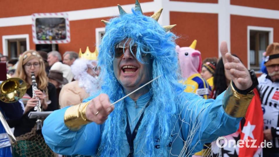 Er ist nicht nur der Gottes des Meeres, der Dietldorfer Neptun - Volker Schmidt ist auch der Herr über 1000 Takte Blasmusik. Bild: bö