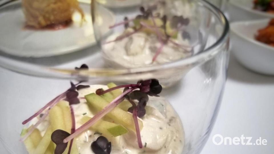 Karpfensalat. Die Teichgenossenschaft Oberpfalz eröffnete die Karpfensaison im Gasthaus Landhotel Holzwurm in Hohenirlach mit verschiedenen Karpfenvariationen. Bild: anv