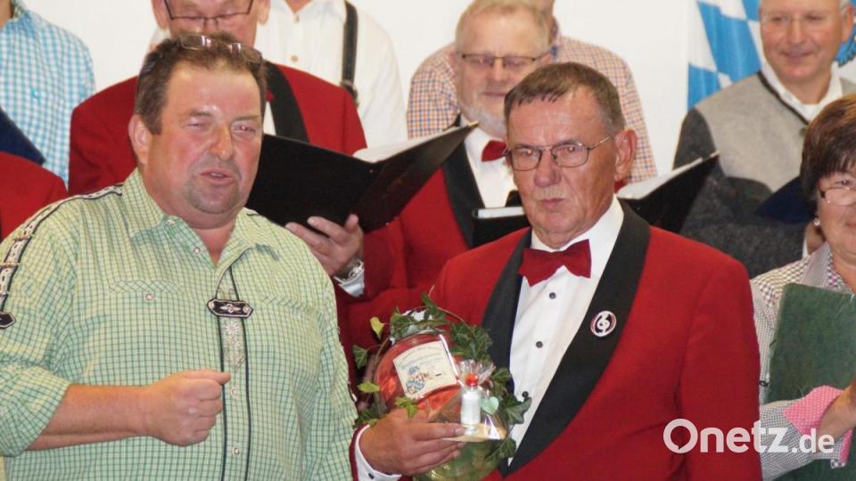 Präsentübergabe an den Thomas-Chor Speichersdorf Bild: rkp
