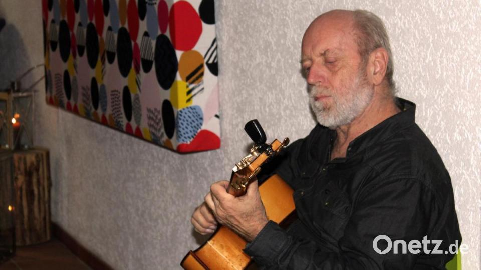 Stanislav Barek, einer der bekanntesten Gitarristen Tschechiens, sorgt im Untergeschoss der VHS für besinnliche Töne mit Ragtime. Bild: men