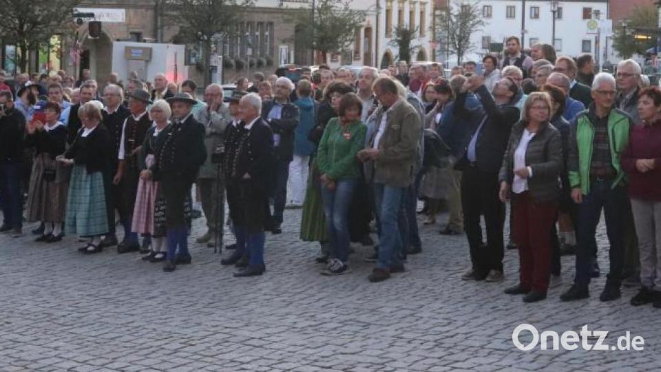 Viele Besucher kamen zur Eröffnung vor das Rathaus. Bild: mfh