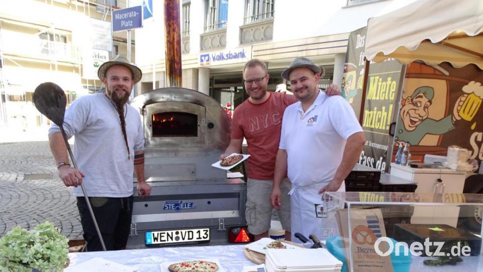 Kulinarische Genüsse gab's zuhauf: Hier lockt das Rahmfleckerl aus dem Holzbackofen. Bild: Dobmeier